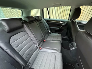 Volkswagen Golf Volkswagen Golf Variant 1.4 TSI R-line 150pk | Navigatiesysteem | Osram LED verlichting | Trekhaak uitklapbaar | Keyless entry | Stoelverwarming | Cruise control | R-stuur | Parkeersensoren voor en achter | Achteruitrijcamera - afbeelding nr 42