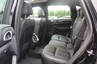 Porsche Cayenne Porsche Cayenne 3.0 S E-Hybrid / Panoramdak / Camera / 20'' / Luchtvering / Bose / Sportchrono / Stuurverwarming / Leder / Stoelverwarming / Cruise Control - afbeelding nr 11