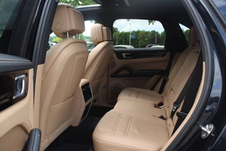 Porsche Cayenne Porsche Cayenne 3.0 E-Hybrid / Panoramadak / 360Camera / Luchtvering / 21'' / Softclose / Keyless / Sportchrono / Stuurverwarming / Stuurverwarming / DAB / Stoelverwarming / ACC - afbeelding nr 11