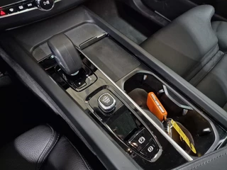 Volvo XC60 Volvo XC60 2.0 T6 Plug-in hybrid AWD Plus Dark 350pk | Elek. panodak | Elektrische stoelen met geheugen | - afbeelding nr 17