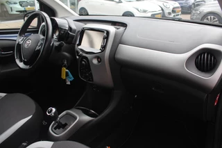 Toyota Aygo Toyota Aygo 1.0 VVT-i x-play / Camera / Navigatie / 15'' / Bluetooth / Airco - afbeelding nr 13