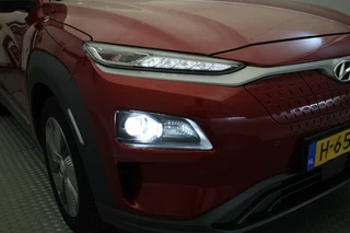 Hyundai Kona Hyundai Kona Electric Premium 64 kWh - Carplay, Camera, Leer, Stoelverw. - afbeelding nr 28
