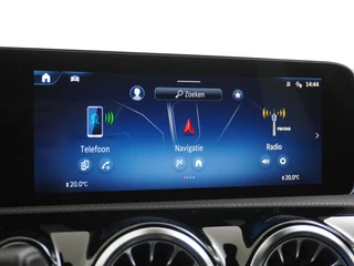 Mercedes-Benz A-Klasse Mercedes-Benz A-Klasse A180 AMG // Multibeam LED // Sfeerverlichting // Adaptief Onderstel // 19
