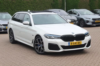 BMW 5 Serie BMW 5 Serie Touring 530e Business Ed. M Sport / Trekhaak / Panoramadak / Head-up / 19'' / Laser LED / Sfeerverlichting / Leder / Safety-pack / Stuurverwarming / Cruise Control - afbeelding nr 1