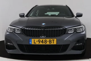 BMW 3 Serie BMW 3-serie Touring 320i High Executive (PANORAMADAK, TREKHAAK WEGKLAPBAAR, CAMERA, NAVIGATIE, NL-AUTO, DEALER ONDERHOUDEN) - afbeelding nr 18