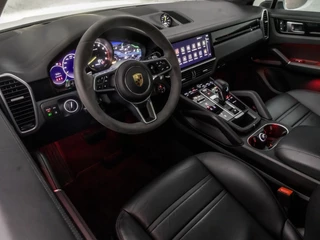 Porsche Cayenne 463Pk Automaat (SPORTCHRONO PAKKET, PANORAMADAK, ALCANTARA STUUR EN HEMEL, APPLE CARPLAY, LUCHTVERING, KUIPSTOELEN, SFEERVERLICHTING, 360 CAMERA, HEAD-UP DISPLAY, NIEUWSTAAT) - afbeelding nr 17