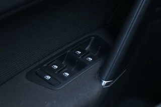Volkswagen Golf Volkswagen Golf 7.5 GTI DSG / Vol Opties! / 230PK! / DSG / ACC / Pano / Virtual Cockpit / Camera / Keyless / Navi / 19