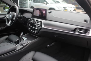 BMW 5 Serie BMW 5 Serie Touring 530e Business Ed. M Sport / Trekhaak / Panoramadak / Head-up / 19'' / Laser LED / Sfeerverlichting / Leder / Safety-pack / Stuurverwarming / Cruise Control - afbeelding nr 13