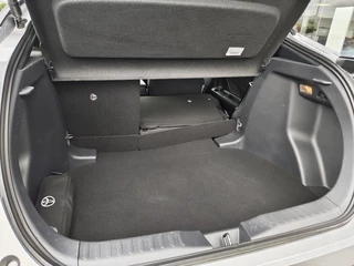 Toyota C-HR Toyota C-HR 1.8 Hybrid 140 First Edition | Navi | Sensoren v/a | El. Achterk - afbeelding nr 32