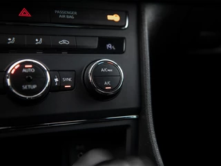SEAT Leon | Navigatie & Apple Carplay/Android Auto | Parkeersensoren | Hoogteverstelling stoelen | Climate control | Donker getint glas | Cruise control - afbeelding nr 19