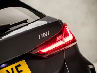 BMW 1 Serie Automaat (PANORAMADAK, M PAKKET, APPLE CARPLAY, GROOT NAVI, STOELVERWARMING, LEDEREN SPORTSTOELEN, CAMERA, GETINT GLAS, M SPORT BESTURING, SFEERVERLICHTING, NIEUWE APK, NIEUWSTAAT) - afbeelding nr 37