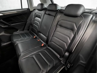 Volkswagen Tiguan Volkswagen Tiguan 1.5 TSI ACT Sportline Business 150Pk Automaat (PANORAMADAK, APPLE CARPLAY, GROOT NAVI, LED KOPLAMPEN, KEYLESS, LEDEREN SPORTSTOELEN, STOELVERWARMING, ADAPTIVE CRUISE, ELEK ACHTERKLEP, GETINT GLAS, NIEUWSTAAT) - afbeelding nr 15