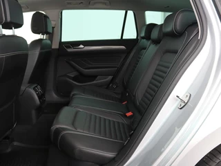 Volkswagen Passat Volkswagen Passat 1.4 TSI PHEV GTE | Panoramadak | Leder |  Stoelverwarming | Trekhaak | Camera | Park Assist | Adaptive cruise | Side Assist | Matrix LED | Carplay | Navigatie - afbeelding nr 8