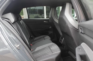 Volkswagen Golf Volkswagen Golf 1.5 eTSI R-Line / Panoramadak / Camera / Harman Kardon / Matrix LED / 18'' / Navigatie / DAB / ACC / Dodehoek / Stuurverwarming / Stoelverwarming - afbeelding nr 12