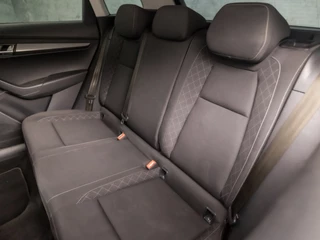 Škoda Karoq 150Pk Automaat (APPLE CARPLAY, GROOT NAVI, CAMERA, TREKHAAK, SPORTSTOELEN, GETINT GLAS, PARKEERSENSOREN, CRUISE, NIEUWSTAAT) - afbeelding nr 14
