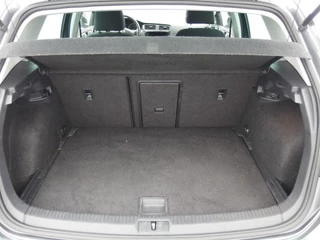Volkswagen Golf AUTOMAAT / NAVI / CLIMA / PDC / BLUETOOTH / CRUISE / CARPLAY / NL-AUTO - afbeelding nr 32