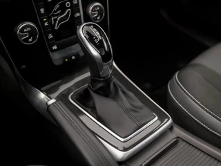 Volvo V40 Automaat (PANORAMADAK, NAVIGATIE, CAMERA, GETINT GLAS, STOELVERWARMING, SPORTSTOELEN, KEYLESS, LED KOPLAMPEN, PARKEERSENSOREN, NIEUWSTAAT) - afbeelding nr 11
