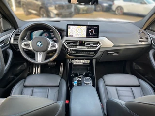 BMW iX3 TREKH, H&K Sound, MEM, 20-inch LMV ** € 23.900,= onder NP - BMW GAR t/m 04-2029 ** ** INFORMEER OOK NAAR ONZE AANTREKKELIJKE FINANCIAL-LEASE TARIEVEN ** - afbeelding nr 3