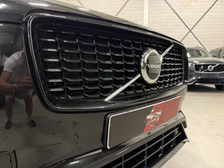 Volvo XC90 Volvo XC90 T8 Recharge AWD R-Design BLACK LONG RANGE PANO/TREKHAAK/HEAD-UP/MEMORY/H&K/CAMERA/ACC/PILOT-ASSIST/KEYLESS/LEER-SPORT/GOOGLE/PRIVACY/20