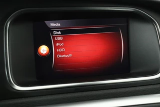 Volvo V40 Volvo V40 2.0 T4 Sport | Stoelverwarming | Camera |  Full LED | Leder/Alcantara | Navigatie | 19'' | Climate control | Bluetooth | PDC | Cruise control | R Design - afbeelding nr 18