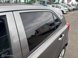 Kia Picanto Kia Picanto 1.0 67pk Automaat  Stoel en Stuur verwarming ,  Navigatie / Apple carplay  / Android auto , Achteruit camera , Bluetooth , Priveglas , Chrome handgrepen , Sport Velgen ,  9.500km !! - afbeelding nr 13