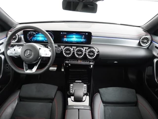 Mercedes-Benz CLA Mercedes-Benz CLA 250e AMG // Panoramadak // Memory // Sfeerverlichting // MultiBeam LED // Keyless // Night Pakket // Augmented Reality - afbeelding nr 17