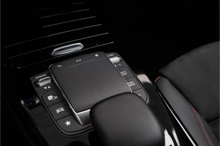 Mercedes-Benz CLA Mercedes-Benz CLA 180 AMG Widescreen, Sfeerverlichting, Camera, 19