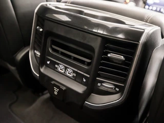 Dodge Ram 1500 Dodge Ram 1500 5.7 V8 4x4 Crew Cab Laramie 402Pk Automaat (PANORAMADAK, LUCHTVERING, GROOT NAVI, STOELKOELING, MEMORY SEATS, HARMAN/KARDON, TREKHAAK, STOELVERWARMING ACHTER, APPLE CARPLAY, NIEUWSTAAT) - afbeelding nr 33
