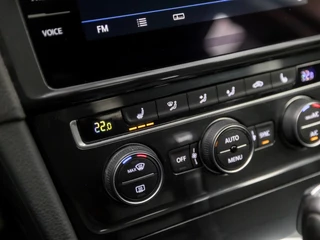 Volkswagen Golf Automaat (APPLE CARPLAY, GROOT NAVI, CLIMATE, CAMERA, STOELVERWARMING, SPORTSTOELEN, ADAPTIVE CRUISE, DAB+, NIEUWE APK, NIEUWSTAAT) - afbeelding nr 10