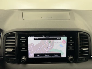 Škoda Karoq Skoda Karoq 1.5 TSi DSG Sportline Navigatie-Panoramadak-Adapt.Cr.contr-Clima-Apple carplay-Lm.19