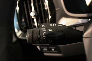 Volvo V60 Volvo V60 2.0 T6 Recharge AWD R-Design HEICO | PANO | B&W - afbeelding nr 44