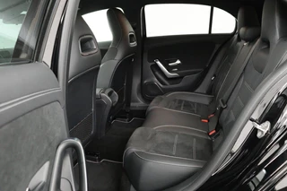 Mercedes-Benz A-Klasse Mercedes-Benz A-klasse 250e AMG Night | Carplay | Stoelverwarming |  Full LED | Sfeerverlichting | Leder/Alcantara | Navigatie | Park Assist - afbeelding nr 6