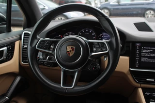 Porsche Cayenne Porsche Cayenne 3.0 E-Hybrid / Panoramadak / 360Camera / Luchtvering / 21'' / Softclose / Keyless / Sportchrono / Stuurverwarming / Stuurverwarming / DAB / Stoelverwarming / ACC - afbeelding nr 16