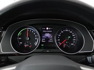 Volkswagen Passat Volkswagen Passat 1.4 TSI PHEV GTE | Stoelverwarming | Camera |  Adaptive cruise | Matrix LED | Massage | Carplay | Navigatie | Side Assist - afbeelding nr 16