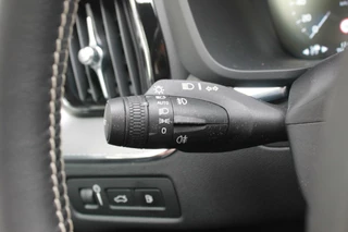 Volvo XC60 Volvo XC60 T6 Recharge AWD R-Design | Panoramadak | Parkeercamera | HUD | Pilot Assist | BLIS | Stoelverwarming | Trekhaak | Glossy Black | Keyless - afbeelding nr 32