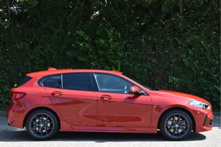 BMW 1 Serie BMW 1 Serie 120i M-Sport | NL-Auto | Nieuw € 60.000,- | Headup | Open dak | Camera | Elekt.stoelen | Carplay | Full LED - afbeelding nr 6