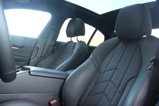 BMW 5 Serie BMW 5-serie 530e M-SPORT PRO 300PK (nieuw model) | PANORAMA DAK | M-SPORT PAKKET | M-SPORT AERODYNAMICA |  M-SPORT NAPPALEDEREN STUURWIEL MET SPORTBOOST FUNCTIE | BMW SHADOWLINE ADAPTIEVE LED KOPLAMPEN | ELEKTRISCH BEDIENBARE ACHTERKLEP |  BMW INDIVIDIUAL HIGH GLOSS EXTERIEUR RAAMLIJST AFWERKING | BMW LIVE COCKPIT PROFESSIONAL | ELEKTRISCH VERSTELBARE VOORSTOELEN MET VENTILATIE / VERWARMING EN GEHEUGEN OP DE BESTUURDERSSTOEL |  ACHTERBANKVERWARMING | 4-ZONE CLIMATE CONTROL | DONKER GETINTE ACHTERRUITEN | DONKERE HEMELBEKLEDING | DRIVE ASSISTANT | HARMAN KARDON Hi-Fi GELUIDSSYSTEEM| DRAARLOZE TELEFOONLADER | DRAADLOOOS APPLE CARPLAY / ANDROID AUTO | KLASSE 3 ALARM | COMFORT ACCESS | 20