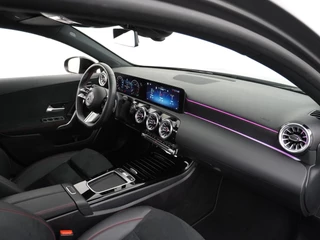 Mercedes-Benz A-Klasse Mercedes-Benz A-klasse 200 AMG Line RIJKLAARPRIJS INCL. 12 MND. BOVAGGARANTIE | PANO | CAMERA | AMBILIGHT - afbeelding nr 50