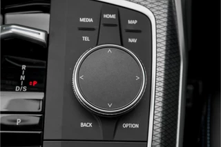 BMW 3 Serie BMW 3 Serie 318i M-Sport Shadow Individual Schuifdak HiFi 19