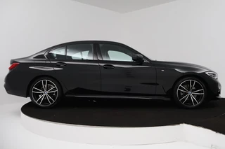 BMW 3 Serie BMW 3-serie 320i High Executive Edition (TREKHAAK, PARKEERSENSOREN, STOELVERWARMING, LEER, NAVIGATIE, NL-AUTO) - afbeelding nr 12