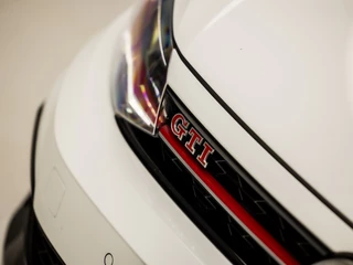 Volkswagen Polo Volkswagen Polo 2.0 TSI GTI 200Pk Automaat (SCHUIFDAK, VIRTUAL COCKPIT, APPLE CARPLAY, GROOT NAVI, CAMERA, BEATS AUDIO, MODE KNOP, STOELVERWARMING, CRUISE, NIEUWSTAAT) - afbeelding nr 41