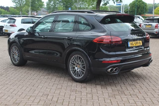 Porsche Cayenne Porsche Cayenne 3.0 S E-Hybrid / Panoramdak / Camera / 20'' / Luchtvering / Bose / Sportchrono / Stuurverwarming / Leder / Stoelverwarming / Cruise Control - afbeelding nr 3