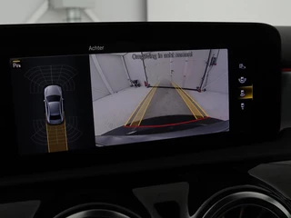 Mercedes-Benz A-Klasse Mercedes-Benz A-klasse 200 Business Solution AMG | Panoramadak |  Stoelverwarming | Trekhaak | Matrix LED | Memory | Carplay | Keyless | Camera | Sfeerverlichting | Leder/Alcantara | Park Assist - afbeelding nr 16