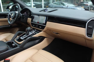 Porsche Cayenne Porsche Cayenne 3.0 E-Hybrid / Panoramadak / 360Camera / Luchtvering / 21'' / Softclose / Keyless / Sportchrono / Stuurverwarming / Stuurverwarming / DAB / Stoelverwarming / ACC - afbeelding nr 13
