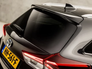 Toyota Auris Toyota Auris Touring Sports 1.8 Hybrid Sport Automaat (PANORAMADAK, NAVIGATIE, LEDER, STOELVERWARMING, CAMERA, SPORTSTOELEN, KEYLESS, LED KOPLAMPEN, NIEUWE APK, NIEUWSTAAT) - afbeelding nr 32
