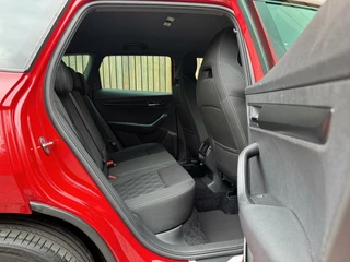 Škoda Karoq Skoda Karoq 1.5 TSI Sportline Automaat | Stoelverwarming | Apple CarPlay | LED verlichting | Trekhaak uitklapbaar | Adaptieve cruise control | Dode hoek detectie | Voorruitverwarming | Parkeersensoren voor en achter | Achteruitrijcamera - afbeelding nr 45