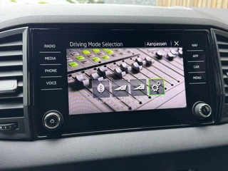 Škoda Karoq Skoda Karoq 1.5 TSI Sportline Automaat | Panoramadak | LED | Stoelverwarming | Adaptieve cruise control | Dode hoek detectie | Trekhaak uitklapbaar | Canton HiFi | Elektrisch bedienbare achterklep | Parkeersensoren voor en achter | Achteruitrijcamera - afbeelding nr 35