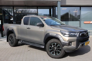 Toyota Hilux 2.8 D-4D X-TRA CAB INVINCIBLE A/T 4WD VAN