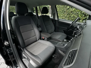 Volkswagen Golf Sportsvan Volkswagen Golf Sportsvan 1.0 TSI Connected Series, NL AUTO, NAP, ECC-AIRCO, NAVI, DODEHOEK, CRUISE, CAMERA, PARKEERSENSOREN, TREKHAAK, LICHTMETAAL 16