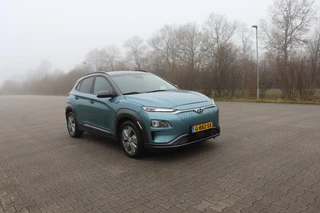 Hyundai Kona Hyundai Kona EV Premium 64 kWh leder stoelverwarming+koeling adaptive cruise & climate control carplay android auto krell - afbeelding nr 2